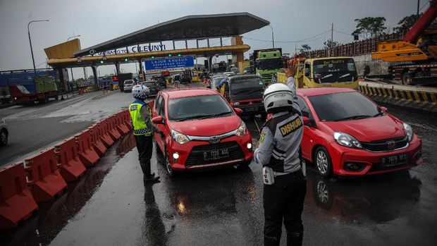 Petugas gabungan melakukan simulasi penyekatan total larangan mudik lebaran di gerbang keluar Tol Cileunyi, Kabupaten Bandung, Jawa Barat, Rabu (5/5/2021). Simulasi yang dilakukan oleh petugas gabungan dari Satlantas Polresta Bandung dan Dishub Kabupaten Bandung tersebut merupakan bagian dari penerapan larangan mudik yang resmi berlaku pada Kamis (6/5/2021) hingga Senin (17/5/2021). ANTARA FOTO/Raisan Al Farisi/wsj.