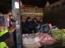 Detik-detik Truk di Tol Cikarang Barat Keciduk Bawa Pemudik