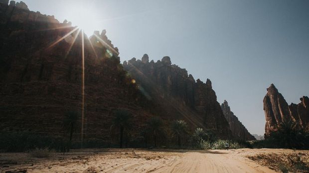 The word Al Disah literally means “the valley of the palm trees.” If only one word could describe more, I would add: “the valley of the palm trees, the freshest air in Saudi Arabia, the silence broken only by bustling wildlife.” Wadi Al Disah is the Grand Canyon of Saudi Arabia. Still, with one difference – there are no crowds of tourists coming from all over the world.Known as well as Wadi Qaraqir or Wadi Deesah, what makes it so spectacular? After entering the valley, you will be hit by its size and enormous space. The cliffs can reach up to 500 meters high. The fauna and flora surprises with its abundance thanks to the water streams running towards the village.