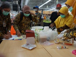 Makanan Tanpa Tanggal Kedaluwarsa Ditemukan di Swalayan Kota Mojokerto