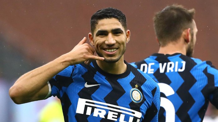 MILAN, ITALY - DECEMBER 20:  Achraf Hakimi of FC Internazionale celebrates after scoring the opening goal  during the Serie A match between FC Internazionale and Spezia Calcio at Stadio Giuseppe Meazza on December 20, 2020 in Milan, Italy.  (Photo by Marco Luzzani/Inter via Getty Images)