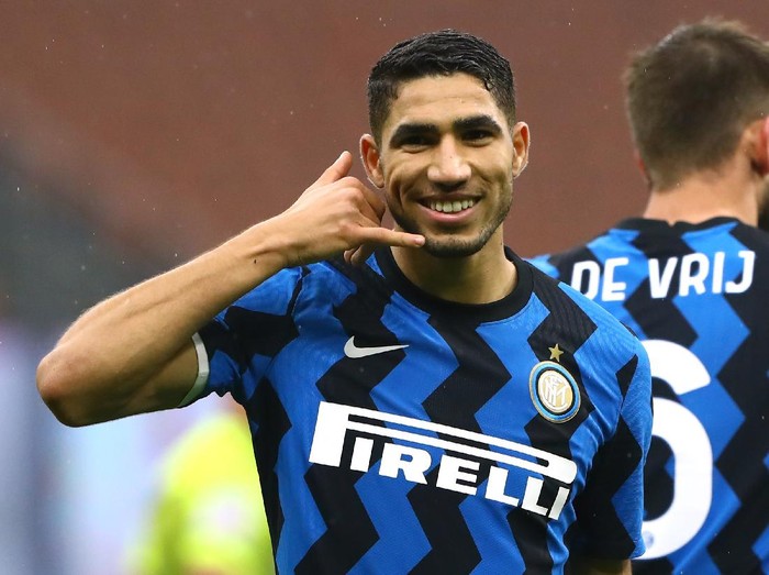 MILAN, ITALY - DECEMBER 20:  Achraf Hakimi of FC Internazionale celebrates after scoring the opening goal  during the Serie A match between FC Internazionale and Spezia Calcio at Stadio Giuseppe Meazza on December 20, 2020 in Milan, Italy.  (Photo by Marco Luzzani/Inter via Getty Images)