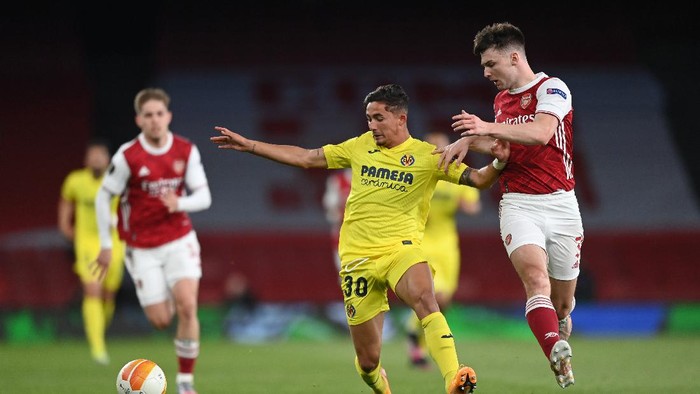 LONDON, ENGLAND - MAY 06: Kieran Tierney of Arsenal battles for possession with Yeremi Pino of Villarreal CF during the UEFA Europa League Semi-final Second Leg match between Arsenal and Villareal CF at Emirates Stadium on May 06, 2021 in London, England. Sporting stadiums around Europe remain under strict restrictions due to the Coronavirus Pandemic as Government social distancing laws prohibit fans inside venues resulting in games being played behind closed doors. (Photo by Shaun Botterill/Getty Images)