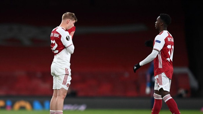 LONDON, ENGLAND - MAY 06: Emile Smith Rowe (L) of Arsenal reacts as he is embraced by team mate Eddie Nketiah following the UEFA Europa League Semi-final Second Leg match between Arsenal and Villareal CF at Emirates Stadium on May 06, 2021 in London, England. Sporting stadiums around Europe remain under strict restrictions due to the Coronavirus Pandemic as Government social distancing laws prohibit fans inside venues resulting in games being played behind closed doors. (Photo by Shaun Botterill/Getty Images)