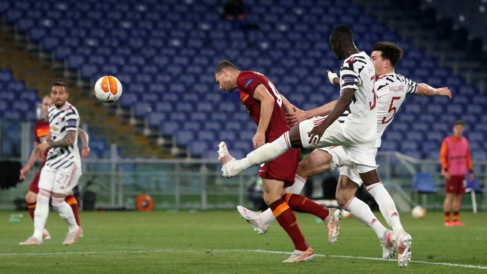 ROME, ITALY - MAY 06: Edin Dzeko of A.S Roma wins a header during the UEFA Europa League Semi-final Second Leg match between AS Roma and Manchester United at Stadio Olimpico on May 06, 2021 in Rome, Italy. Sporting stadiums around Europe remain under strict restrictions due to the Coronavirus Pandemic as Government social distancing laws prohibit fans inside venues resulting in games being played behind closed doors. (Photo by Paolo Bruno/Getty Images)