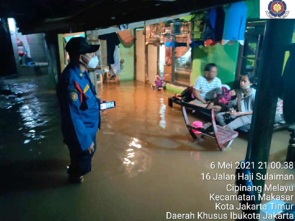 Puluhan Rumah di Cipinang Melayu Jaktim Terendam Banjir Malam Ini Puluhan Rumah di Cipinang Melayu Jaktim Terendam Banjir Malam Ini