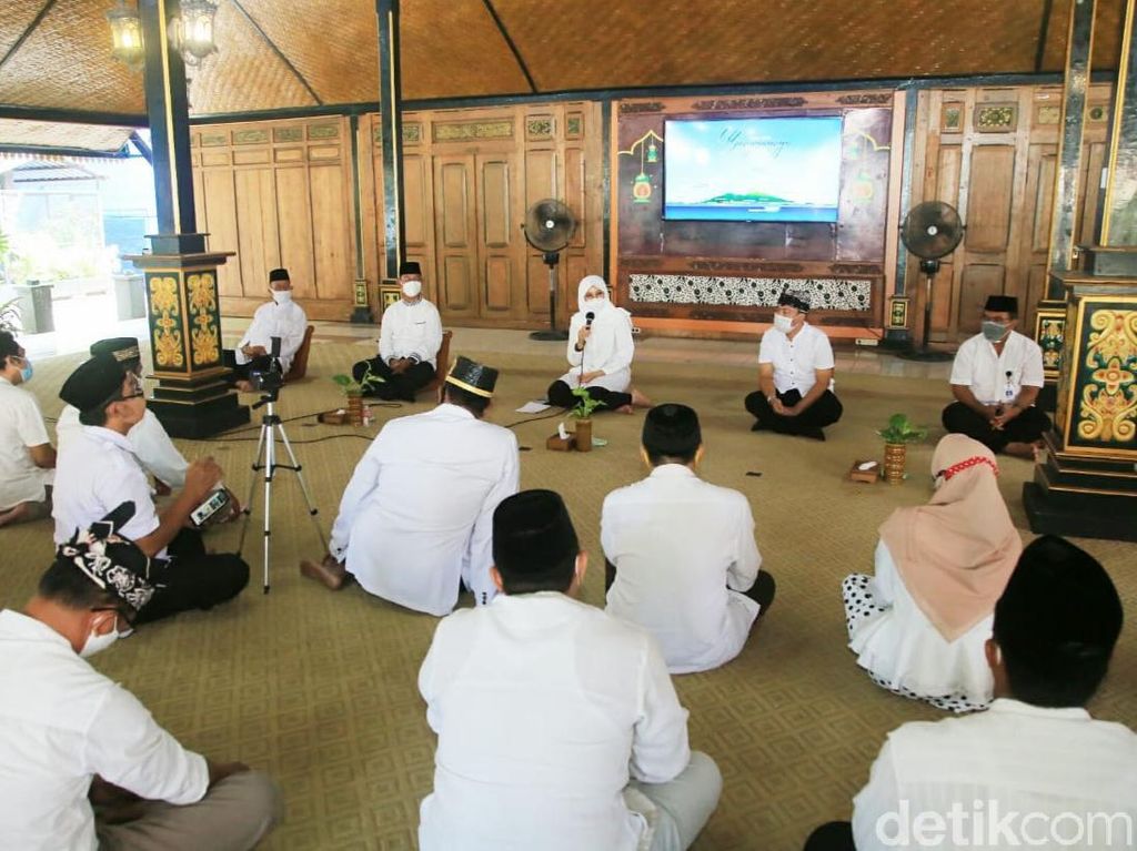 Pemkab Banyuwangi Beri Tali Asih untuk Seniman dan Budayawan Pemkab Banyuwangi Beri Tali Asih untuk Seniman dan Budayawan
