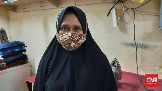 Sarni Sukmawati (34), pemerja di tempat laundry bimbang dengan rencananya melakukan mudik, Kamis (6/5). Ia khawatir tidak bisa bertemu kakek dan neneknya yang sudah tua lagi. Namun, ia takur pulang membawa virus.