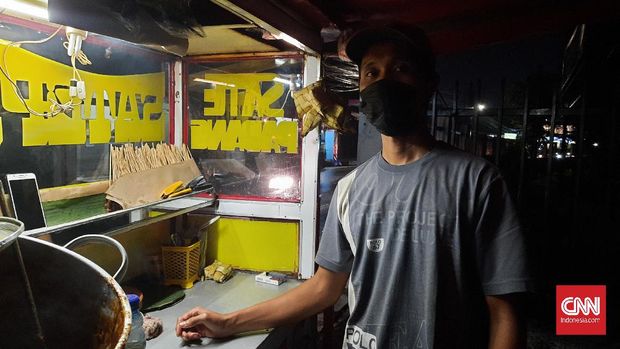 Aris (38) perantau asal Padang Pariaman, Suamatera Barat tidak bisa mudik karena ada larangan pemerintah dan kesulitan ekonomi. Ia khawatir tak bisa bertemu ibunya lagi yang sudah tua, Kamis (6/5).