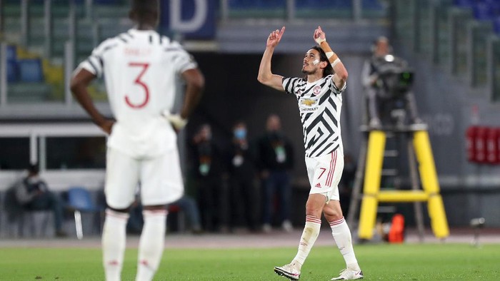 ROME, ITALY - MAY 06: Edinson Cavani of Manchester United celebrates after scoring their sides second goal during the UEFA Europa League Semi-final Second Leg match between AS Roma and Manchester United at Stadio Olimpico on May 06, 2021 in Rome, Italy. Sporting stadiums around Europe remain under strict restrictions due to the Coronavirus Pandemic as Government social distancing laws prohibit fans inside venues resulting in games being played behind closed doors. (Photo by Paolo Bruno/Getty Images)