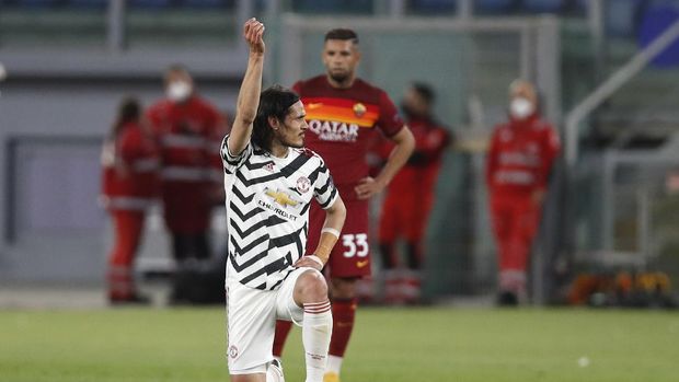 Manchester United's Edinson Cavani celebrates after scoring his side's opening goal during the Europa League semifinal, second leg soccer match between Roma and Manchester United at Rome's Olympic stadium, Italy, Thursday, May 6, 2021. (AP Photo/Alessandra Tarantino)