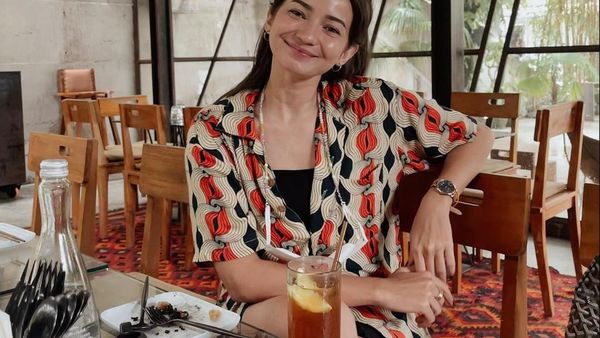 Pose Cantik Enzy Storia Saat Menikmati Floating Breakfast