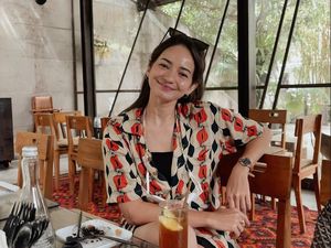 Pose Cantik Enzy Storia Saat Menikmati Floating Breakfast
