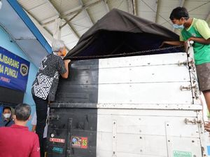 Ganjar Panjat Truk Saat Cek Penyekatan Mudik di Banyumas, Cari Apa?