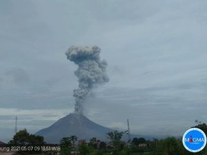 Gunung Sinabung Erupsi, Semburan Abu Vulkanik Sampai ke Medan
