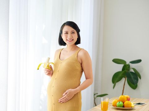 Ibu hamil makan buah