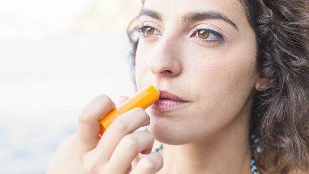 Ilustrasi menggunakan lip serum/Freepik Ilustrasi menggunakan lip serum