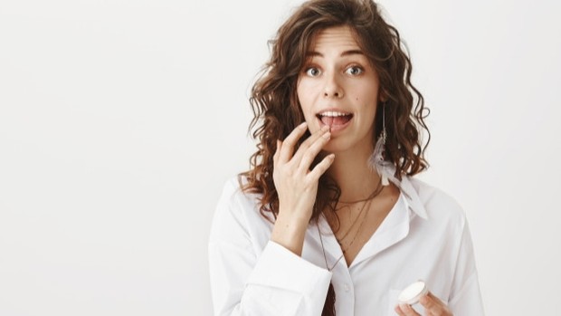 Ilustrasi menggunakan lip serum/Freepik Ilustrasi menggunakan lip serum