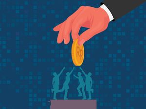 Nasib Ngenes THR Pegawai Hotel & Ritel