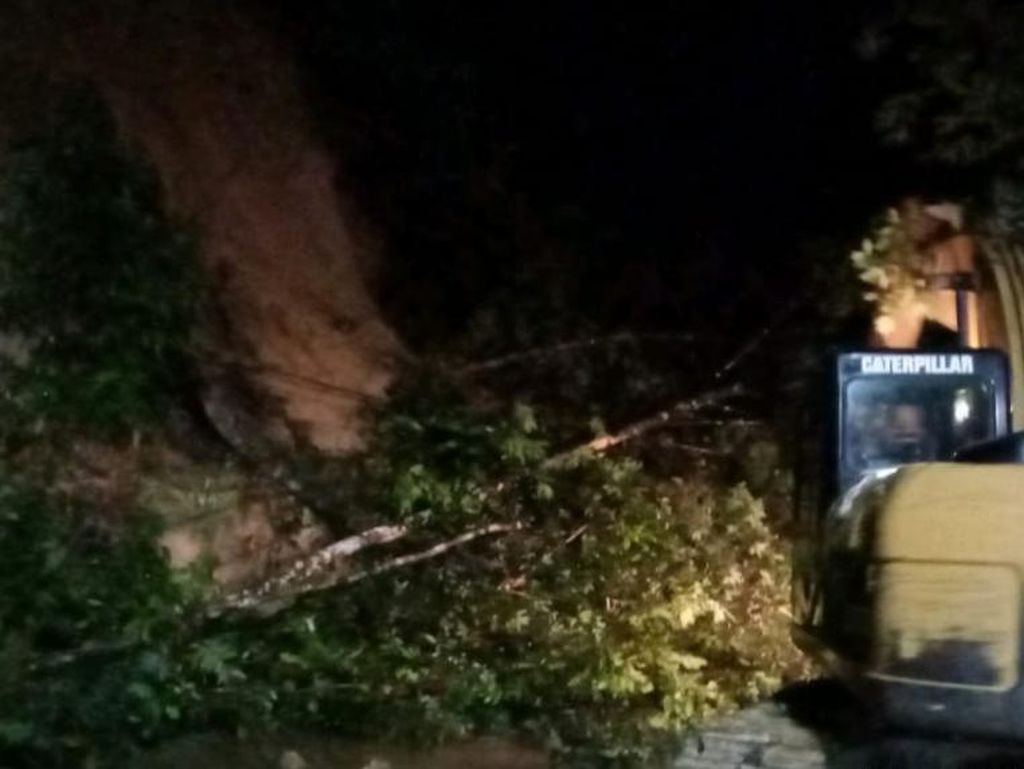 Jalan Lintas Riau-Sumbar Putus Total Akibat Tanah Longsor Jalan Lintas Riau-Sumbar Putus Total Akibat Tanah Longsor