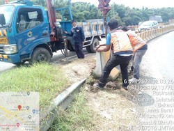 Hindari Penyekatan, Sejumlah Mobil Terobos Separator GT Cikarang Barat