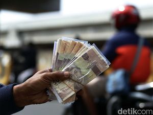 Jelang Lebaran, Jasa Penukaran Uang Marak di Kalimalang