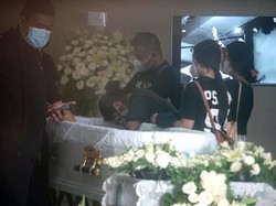 Suami Joanna Alexandra Disemayamkan di Rumah Duka RSPAD Gatot Soebroto