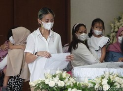 Joanna Alexandra Tegar Ditinggal Raditya Oloan