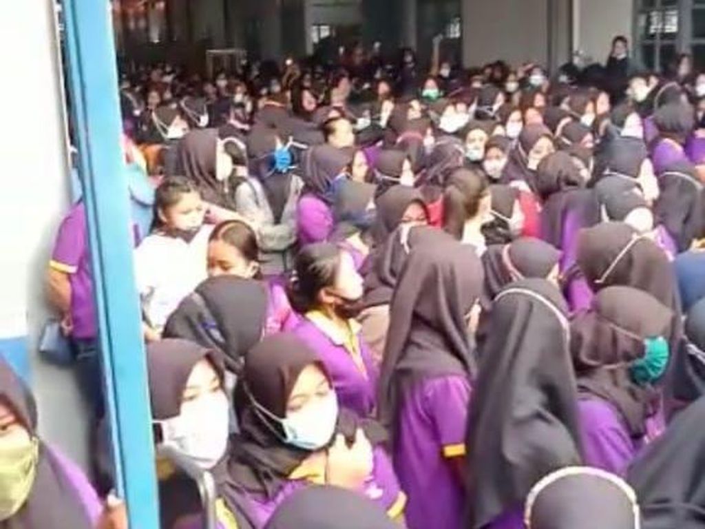 Gaji dan THR Belum Dibayar, Ratusan Karyawati di Bojonegoro Mogok Kerja Gaji dan THR Belum Dibayar, Ratusan Karyawati di Bojonegoro Mogok Kerja