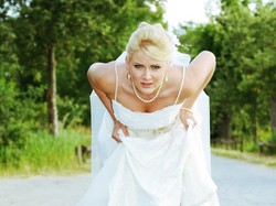 Wanita Lari 485 Km Pakai Gaun Pengantin, Ada Misi Mulia di Baliknya