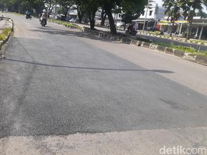 Lubang-lubang di Jl Tegar Beriman Kabupaten Bogor Sudah Ditambal