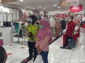 Warga Sidoarjo Diimbau Disiplin Prokes Saat Beli Baju Lebaran