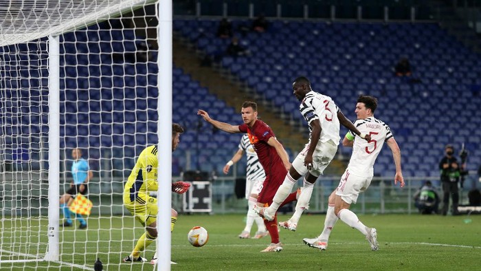 ROME, ITALY - MAY 06: Edin Dzeko of A.S Roma has a shot saved by David de Gea of Manchester United during the UEFA Europa League Semi-final Second Leg match between AS Roma and Manchester United at Stadio Olimpico on May 06, 2021 in Rome, Italy. Sporting stadiums around Europe remain under strict restrictions due to the Coronavirus Pandemic as Government social distancing laws prohibit fans inside venues resulting in games being played behind closed doors. (Photo by Paolo Bruno/Getty Images)