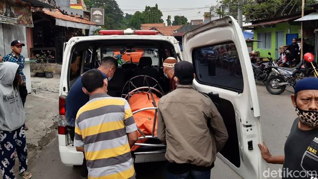 Mayat wanita ditemukan dalam kamar kosnya yang penuh asap di Semarang, Jumat (7/5/2021).
