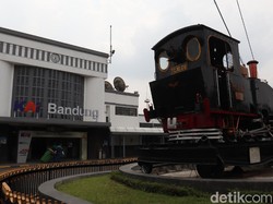 Menengok Monumen Purwa Aswa Purba di Stasiun Bandung