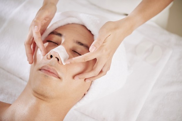 Menggunakan Strip pore bisa mengangkat semua komedo. Benarkah?/freepik.com Menggunakan Strip pore bisa mengangkat semua komedo. Benarkah?/freepik.com
