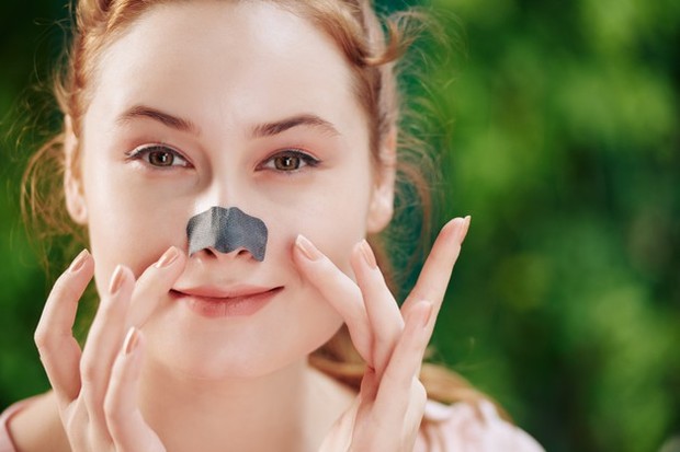 Menggunakan Strip pore bisa mengangkat semua komedo. Benarkah?/freepik.com Menggunakan Strip pore bisa mengangkat semua komedo. Benarkah?/freepik.com