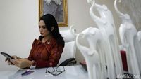 Mengintip Krisdayanti di Ruang Kerjanya