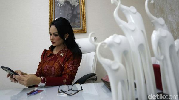 Mengintip Krisdayanti di Ruang Kerjanya