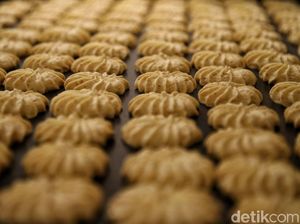 Mengintip Proses Pembuatan Aneka Kue Lebaran di Jakarta Utara