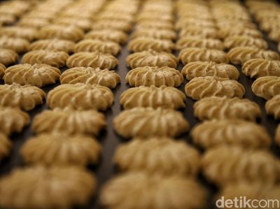 Mengintip Proses Pembuatan Aneka Kue Lebaran di Jakarta Utara