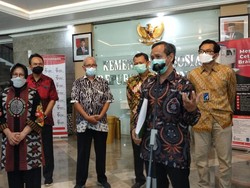 Terima Mesin Cetak Braille, Risma Janji Bantu Disabilitas Belajar Mandiri