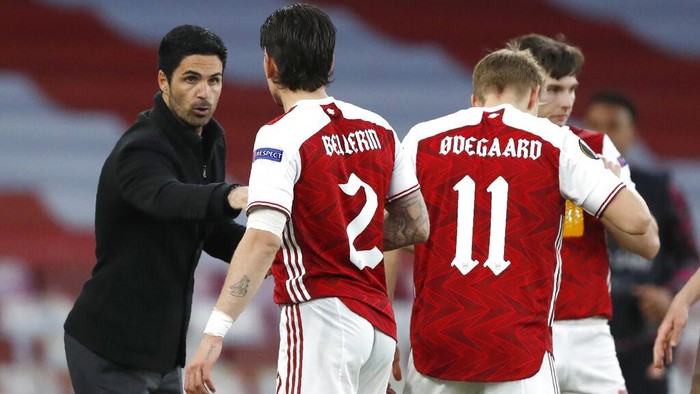 Arsenals manager Mikel Arteta, left, speaks to Arsenals Hector Bellerin during the Europa League semifinal second leg soccer match between Arsenal and Villarreal at the Emirates stadium in London, England, Thursday, May 6, 2021. (AP Photo/Alastair Grant)