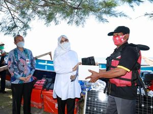 Ipuk Serahkan Bantuan Kapal hingga Fishfinder untuk Mudahkan Tangkap Ikan