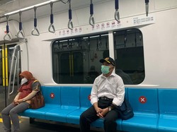 Gaya Menko Muhadjir Ngantor Naik MRT dan Jalan Kaki dari Rumah Dinas