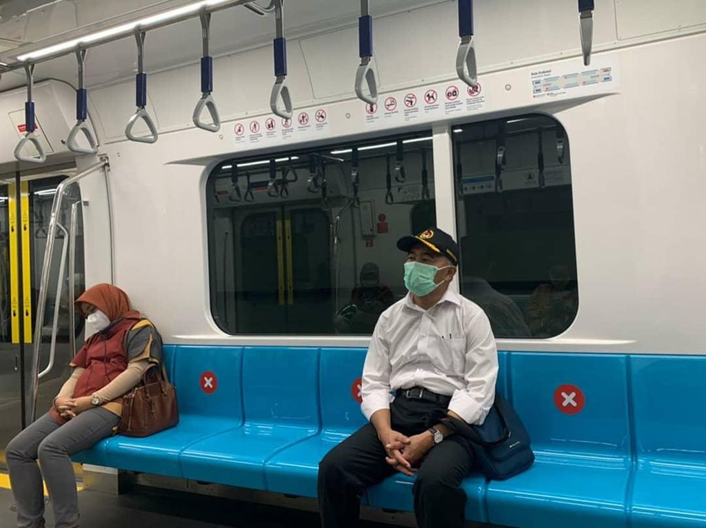 Gaya Menko Muhadjir Ngantor Naik MRT dan Jalan Kaki dari Rumah Dinas Gaya Menko Muhadjir Ngantor Naik MRT dan Jalan Kaki dari Rumah Dinas