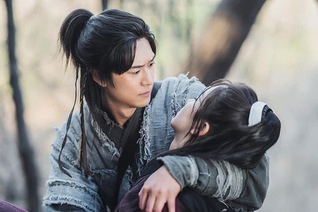 Na In Woo saat syuting River Where The Moon Rises (foto: instagram.com/river_where_the_moon_rises)