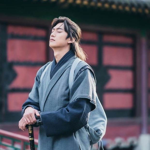 Na In Woo saat syuting River Where The Moon Rises (foto: instagram.com/10042n00)