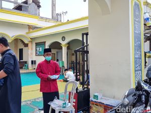 Jadi Duta Masker, Nawir Kini Bagi-bagi Masker ke Jemaah Salat Jumat Jadi Duta Masker, Nawir Kini Bagi-bagi Masker ke Jemaah Salat Jumat