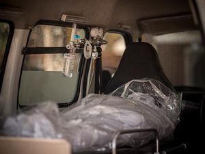 Dikira Telah Wafat Akibat COVID-19, Wanita Ini Terbangun Sebelum Dikremasi Dikira Telah Wafat Akibat COVID-19, Wanita Ini Terbangun Sebelum Dikremasi